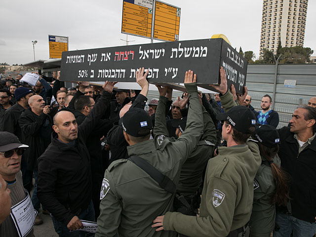 Около здания министерства транспорта в Иерусалиме прошла демонстрация таксистов, протестующих против новой тарифной сетки