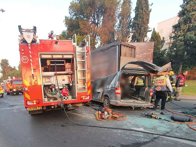 В Рамат-Гане столкнулись грузовик и микроавтобус: двое погибших