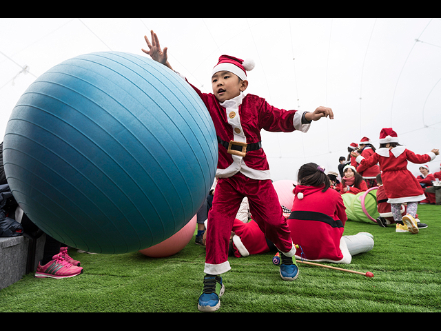 Вам не нужны квалификации, чтобы стать настоящим Santa. Фоторепортаж