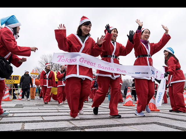 Вам не нужны квалификации, чтобы стать настоящим Santa. Фоторепортаж