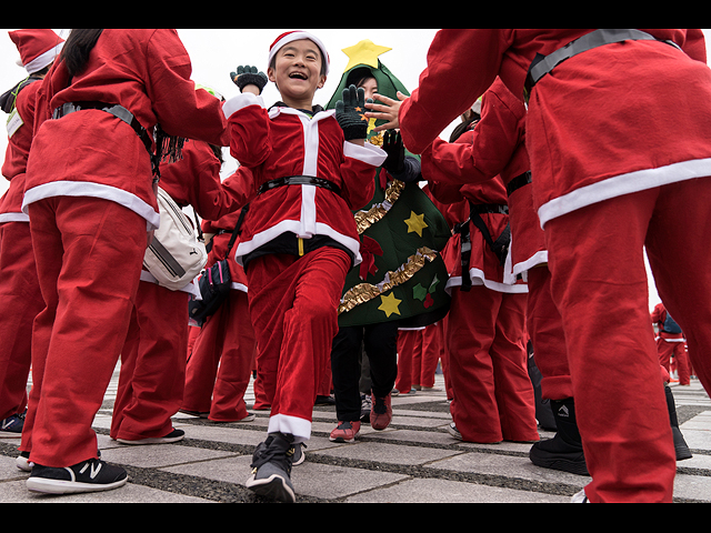 Вам не нужны квалификации, чтобы стать настоящим Santa. Фоторепортаж