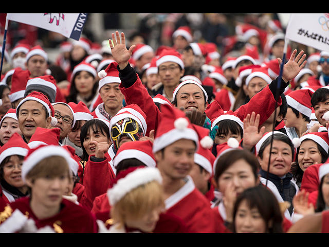 Вам не нужны квалификации, чтобы стать настоящим Santa. Фоторепортаж