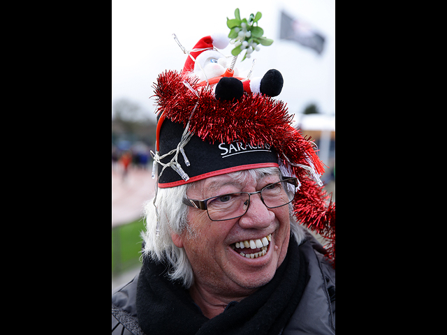 Болельщик в рождественских украшениях перед матчем регби, 21 декабря 2019 года, Англия