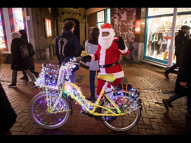 Санта-Клаус на украшенном велосипеде в Амстердаме, Голландия, в преддверии рождественских каникул, 16 декабря 2019 года