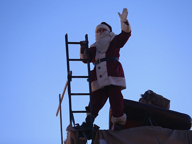 Рождественское преступление: "Санта" ограбил банк и раздал деньги прохожим