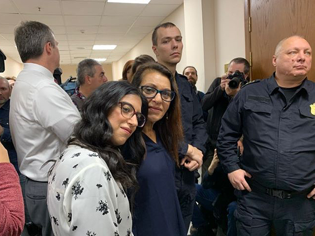 Яффа Иссахар (Иссасхар) с дочерью Лиад  в московском суде. 19 декабря 2019 года