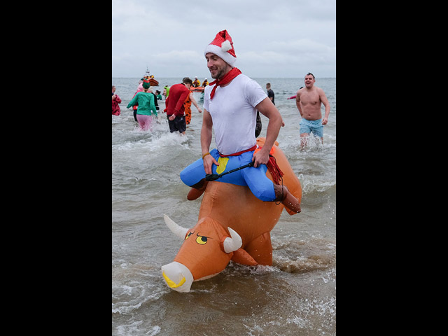 Рождественские "моржи" и "пингвины": благотворительный заплыв-карнавал в Англии. Фоторепортаж