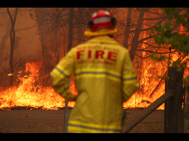 Австралия: пелена дыма, стена из пламени и торнадо из огня. Фоторепортаж