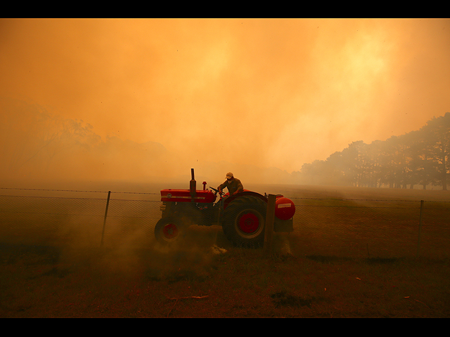Австралия: пелена дыма, стена из пламени и торнадо из огня. Фоторепортаж