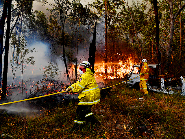 Пожарные сельской пожарной службы проводят защиту имущества вблизи города Сассекс-Инлет, Новый Южный Уэльс, 31 декабря 2019 года, Австралия