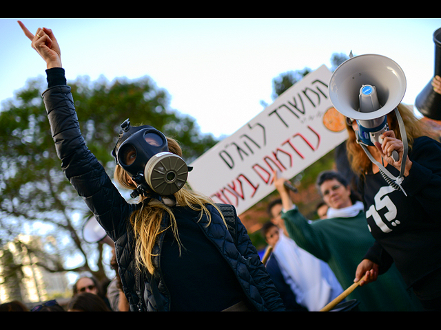 Пираты и черепахи против "Левиатана": акция эко-протеста в Тель-Авиве. Фоторепортаж