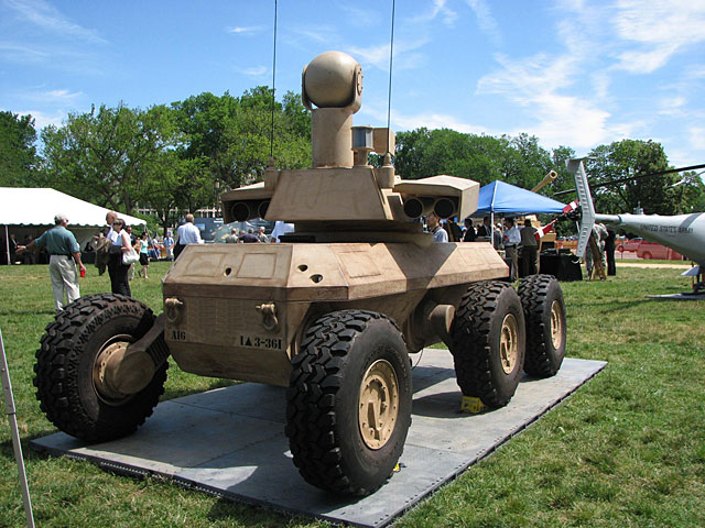 Армия США "принимает  на службу" робота-носильщика