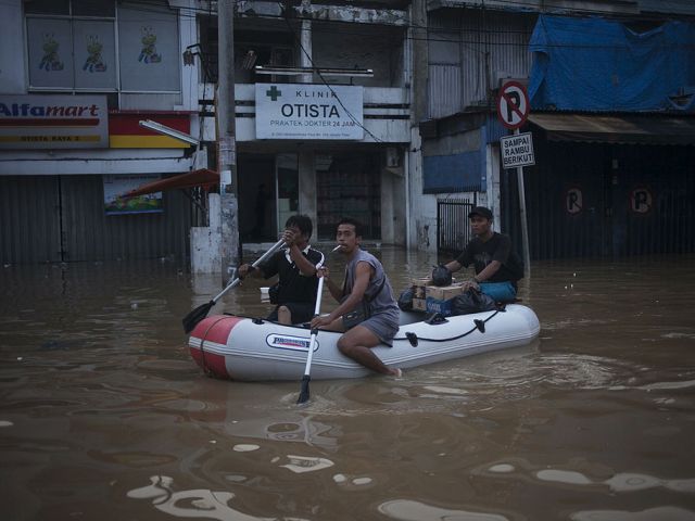 Наводнение в Джакарте, десятки погибших