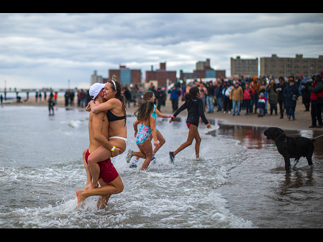"Медведям" холод не помеха: новогоднее купание в Атлантике. Фоторепортаж