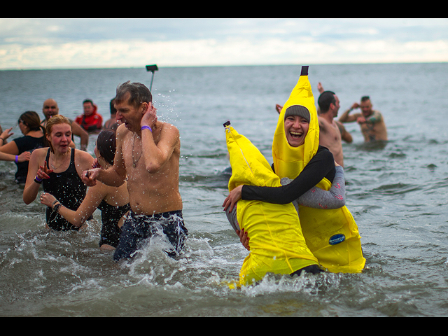 "Медведям" холод не помеха: новогоднее купание в Атлантике. Фоторепортаж
