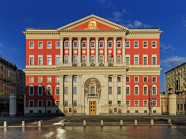 Здание Правительства Москвы (мэрия), вид с противоположной стороны Тверской улицы