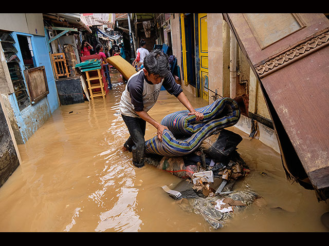 Наводнение в Индонезии: десятки людей погибли