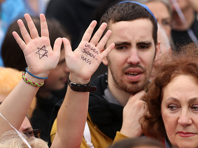 "Наркоманам разрешено убивать евреев": акции протеста в городах Франции