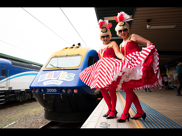Поезд двойников: поклонники Элвиса съезжаются на ежегодный фестиваль. Фоторепортаж