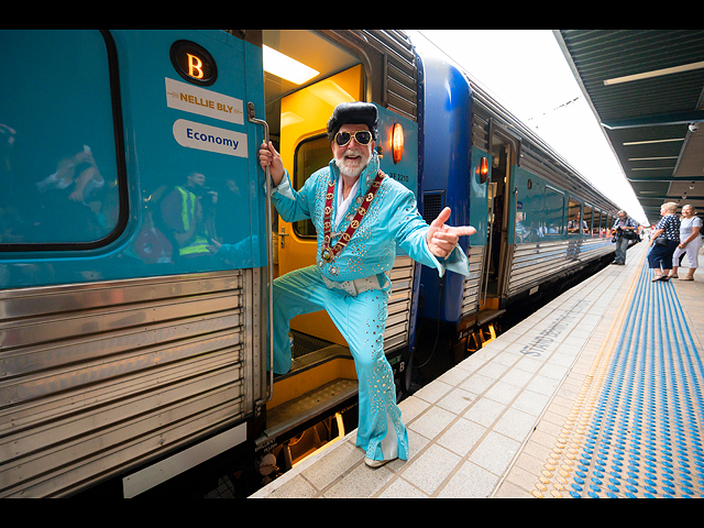 Поезд двойников: поклонники Элвиса съезжаются на ежегодный фестиваль. Фоторепортаж