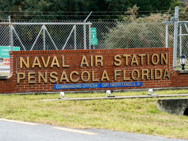 На территории авиабазы ВМС в Пенсаколе (Флорида)