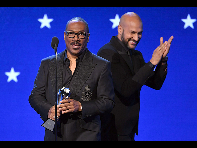Слева направо: Эдди Мерфи принимает награду "Lifetime Achievement Award" от Киган-Майкл Ки на сцене 25-й ежегодной кинопремии "Выбор критиков"