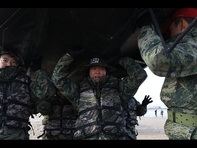 Учения юных корейских "десантников и десантниц". Фоторепортаж