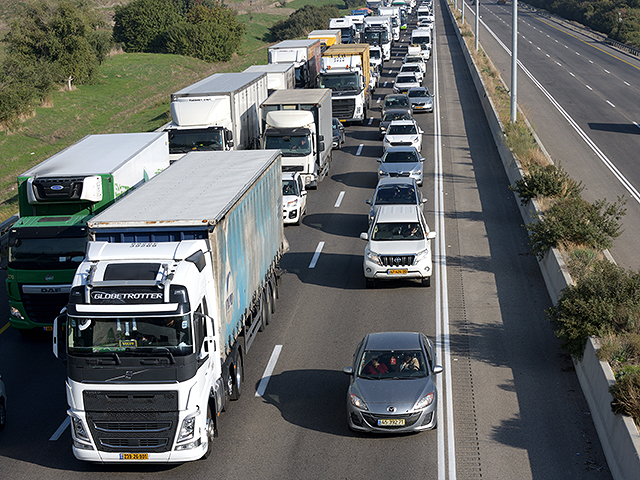 Минтранс заплатит транспортным компаниям, убравшим грузовики с дорог в часы пик