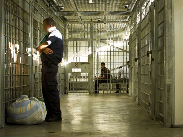 Бывший тюремщик приговорен к 12 годам тюрьмы за попытки изнасиловать заключенного