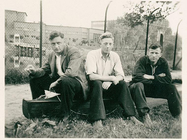 Слева направо: Карл Петцингер, Иоганн Ниман и Зигфрид Гретшус, ответственные за сжигание тел жертв в рамках нацистской программы "Эвтаназия" (известной как Т-4). Бранденбург, Германия. Лето 1940 года