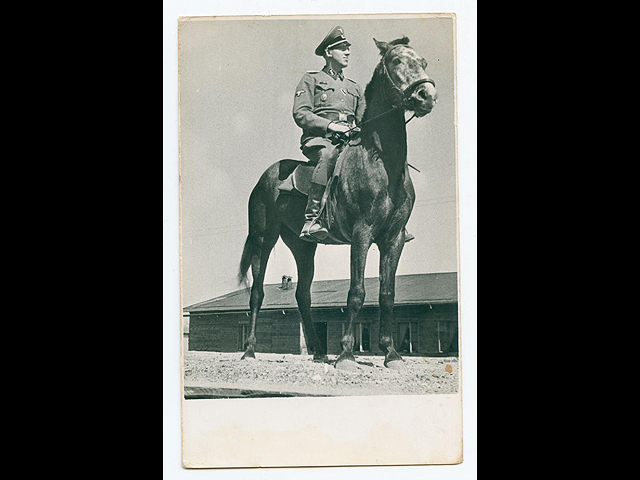 Иоганн Ниман позирует верхом на лошади перед въездом в лагерь смерти Собибор, лето 1943 года