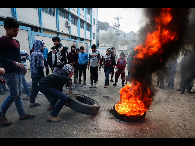 Палестинские арабы протестуют против посреднического плана США по ближневосточному мирному урегулированию в Рафахе на юге Сектора Газа, 29 января 2020 года