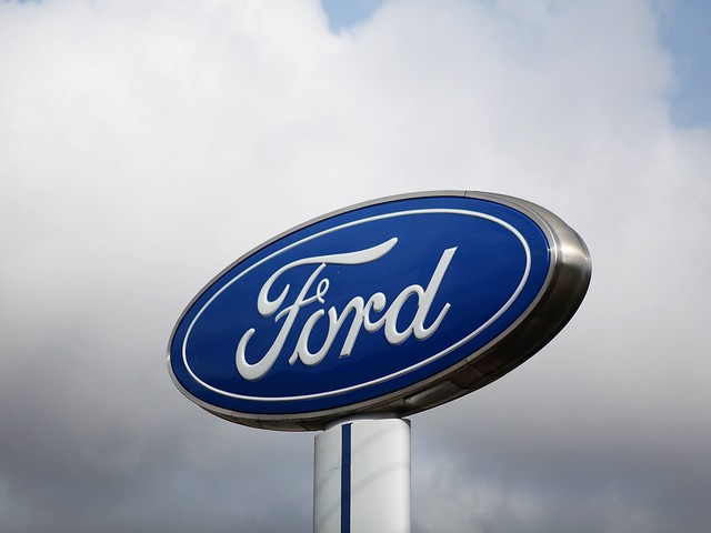 Компания Ford разрешила заправлять фургоны Transit растительным маслом