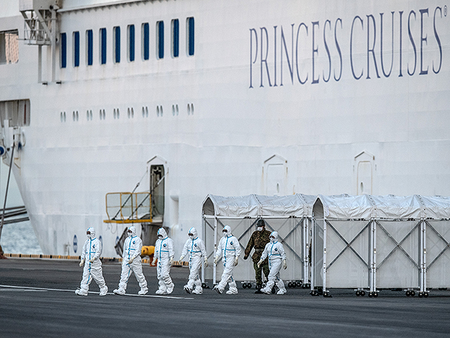 Медперсонал в защитной одежде покидают круизный лайнер Diamond Princess на пирсе Дайкоку, где у 130 человек диагностирован коронавирус. 10 февраля 2020 года, Иокогама, Япония