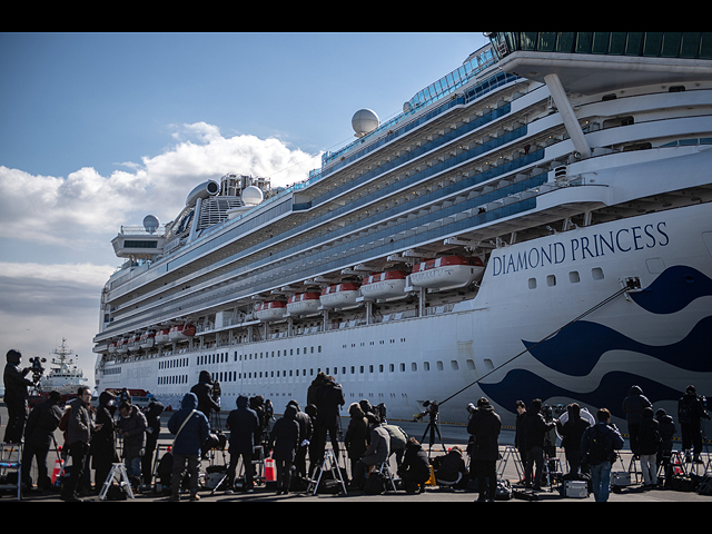 Представители СМИ работают рядом с круизным лайнером Diamond Princess. 6 февраля 2020 года, Иокогама, Япония