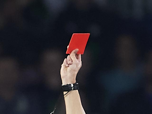 Судья, нокаутировавший вратаря, получившего красную карточку, дисквалифицирован на один год