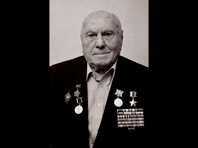 В возрасте 103 умер легендарный советский разведчик Алексей Ботян, прототип "майора Вихря"