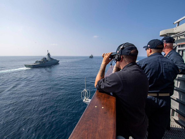 В Аравийском море корабль ВМС США перехватил судно с иранским оружием