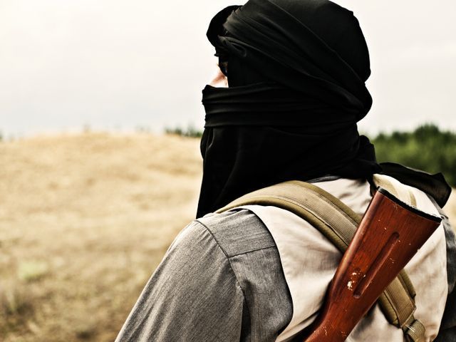 Сотрудник полиции Афганистана застрелил шестерых коллег и перешел к боевикам "Талибана"