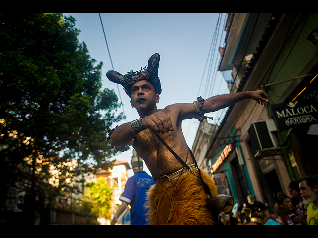 Ударный карнавал: барабанщики и кукольники устроили уличный фестиваль. Фоторепортаж