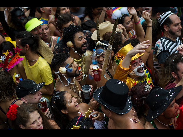 Карнавальное шествие на улицах Рио. Фоторепортаж