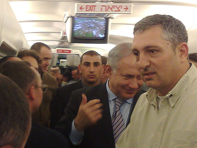 Нир Хефец и премьер-министр Биньямин Нетаниягу приветствуют журналистов перед полетом в Москву. Февраль 2010 года
