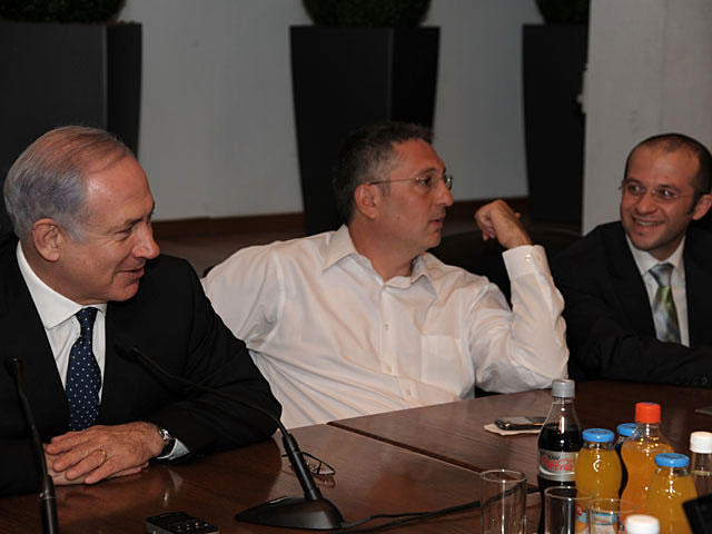 Биньямин Нетаниягу, Нир Хефец и Алекс Сельский во время встречи с русскоязычными журналистами. Тель-Авив, 23 декабря 2010 года