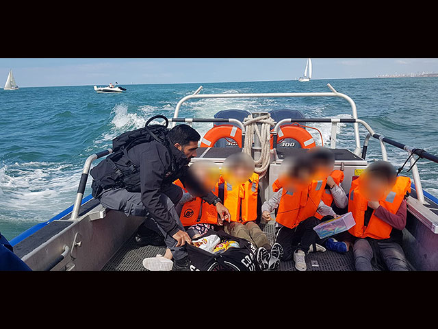 Морская полиция спасла двух взрослых и пять детей