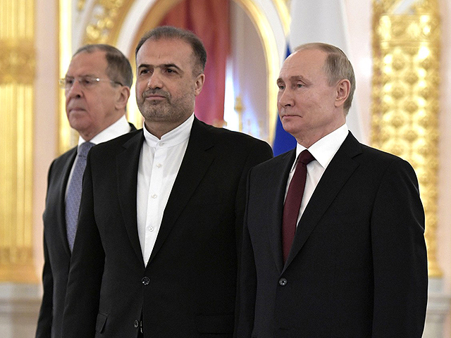 Слева направо: Сергей Лавров, посол Ирана в Москве Казем Джалали, Владимир Путин