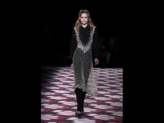 Paris Fashion Week: сестры Хадид представляют новую коллекцию Miu Miu. Фоторепортаж