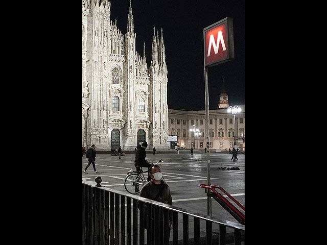 Человек в маске у входа в метро, 8 марта 2020 года в Милане, Италия