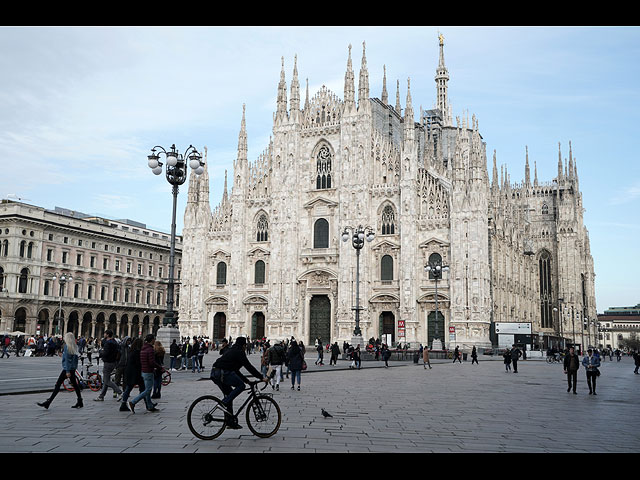 Общий вид на Piazza Duomo и Миланский собор, 8 марта 2020 года