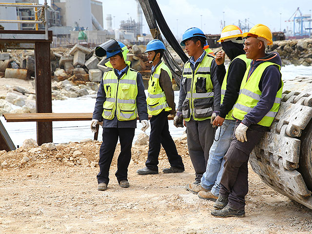 В случае блокады Палестиснкой автономии строительным рабочим разрешат остаться в Израиле
