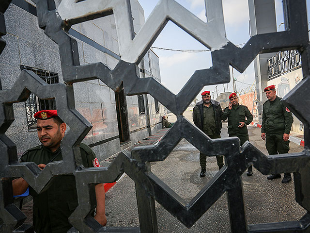 Лояльные ХАМАСу палестинские силы безопасности у закрытого пограничного перехода Рафах, 15 марта 2020 года, южная часть сектора Газа
